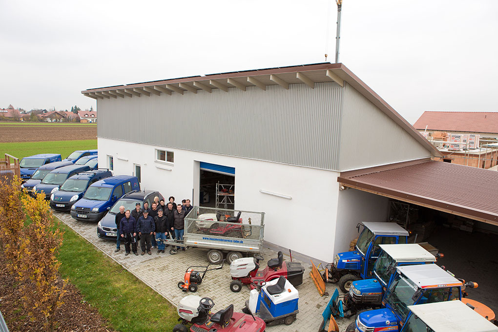 Firmengebäude in Rain mit Maschinen